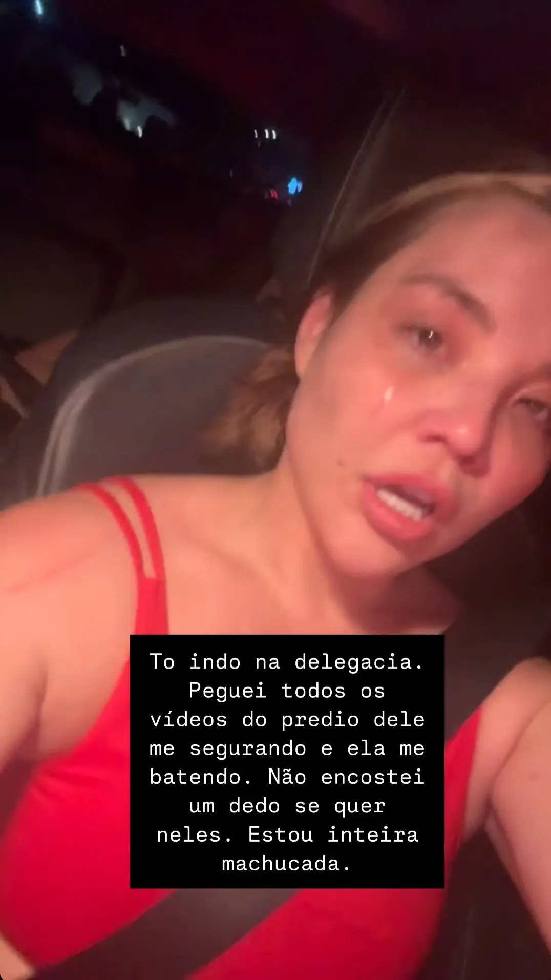 Imagens de câmeras de segurança do prédio onde a agressão ocorreu mostram a influenciadora sendo golpeada com socos e chutes no saguão do edifício, enquanto moradores presenciavam e registravam a cena. (Foto: Instagram)