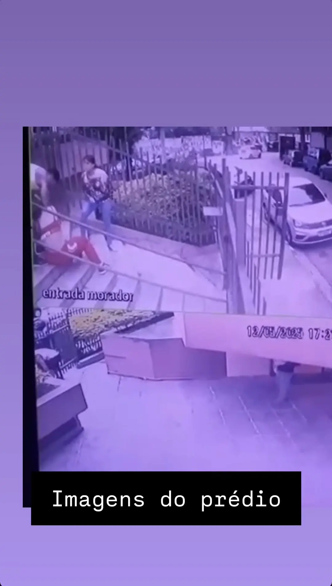 Em outra gravação, o ex-companheiro aparece arrastando Vanessa para fora do prédio, onde a ex-sogra continua a agredi-la nas escadas externas. (Foto: Instagram)
