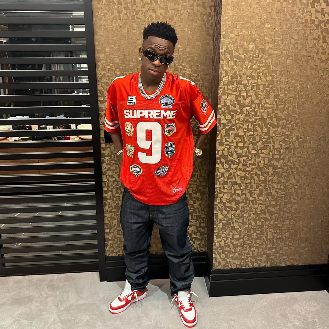 Vinicius Jr., por sua vez, ocupa a 46ª posição, somando US$ 55 milhões (R$ 309,77 milhões) em ganhos anuais. Ele arrecada US$ 40 milhões (R$ 225,28 milhões) com o esporte e mais US$ 15 milhões (R$ 84,48 milhões) com ações de marketing (Foto: Instagram)