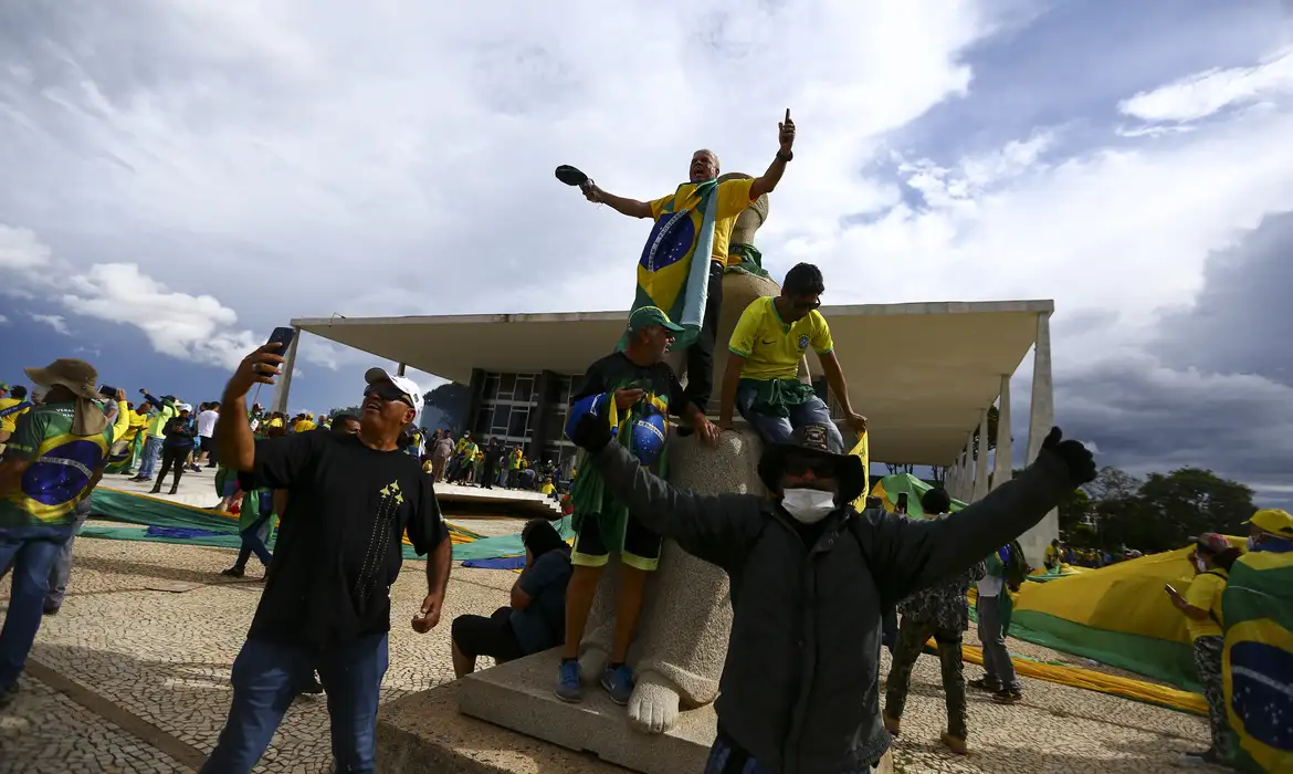 Segundo Randolfe, é inadmissível cogitar anistia para quem tentou explodir bombas no aeroporto de Brasília ou para aqueles que organizaram, financiaram ou articularam uma tentativa de golpe de Estado. (Foto: Agência Brasil)