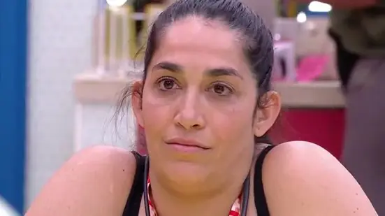 Mesmo com o calor do Rio de Janeiro, Daniele contou que demorou quase dois meses para se sentir confortável em usar biquíni dentro da casa do reality show. (Foto: Globoplay)