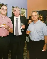 Vestido de forma simples — calça preta e camisa azul — e cercado por poucas pessoas, o futuro Papa Leão XIV aparece relaxado e sorridente. (Foto: Instagram)